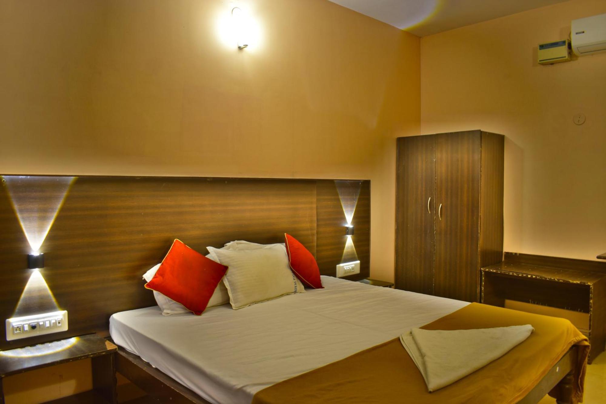 Jains Royal Palace Resorts เยลาคีรี ภายนอก รูปภาพ